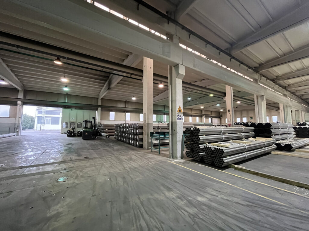 Capannone Produttivo in Vendita a Abbiategrasso di 7.500 mq mq